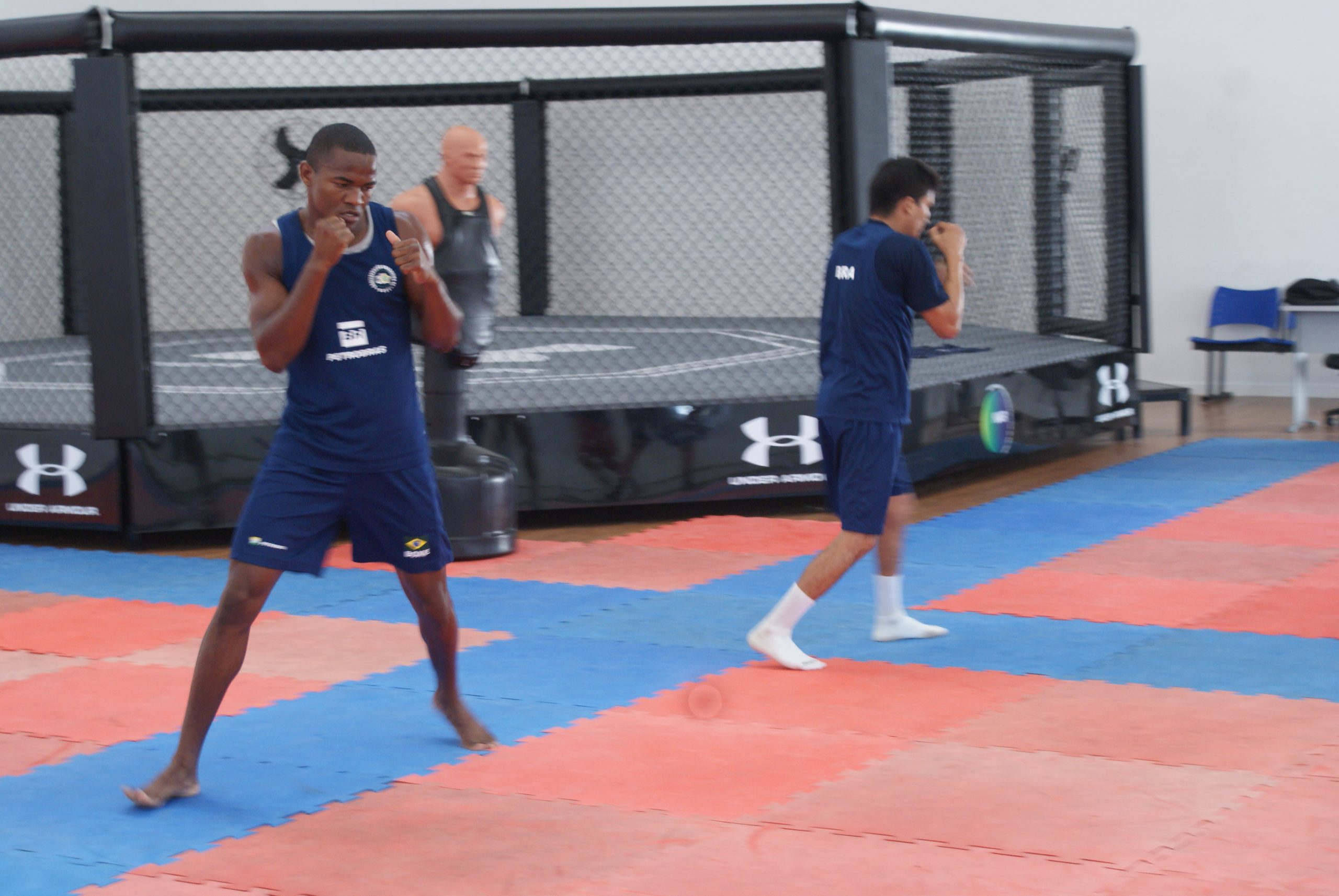 Em casa, seleção brasileira de boxe treina no NAR