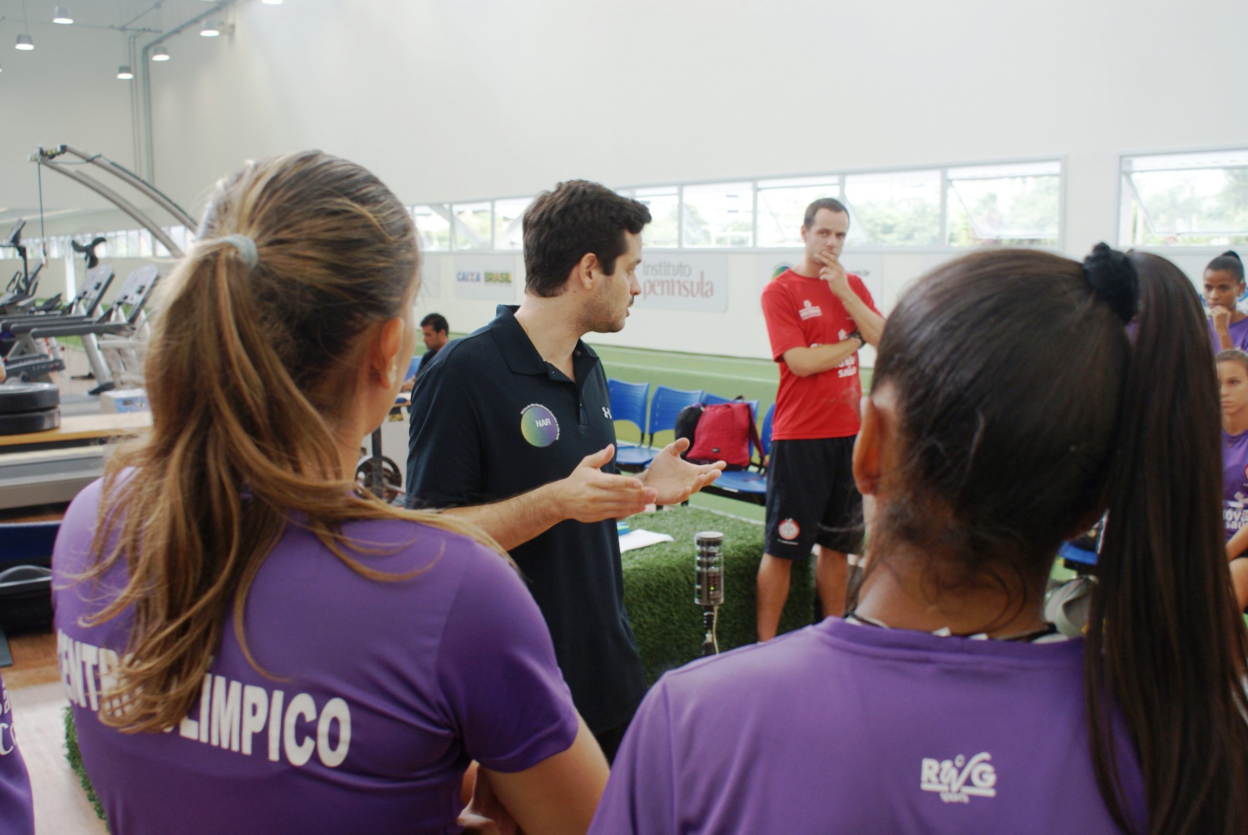 Equipe de futebol feminino do Grêmio Oscar-Audax passa por avaliações no NAR