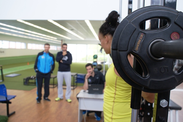 Para continuar no topo, a atleta de vôlei Ivna faz testes no NAR