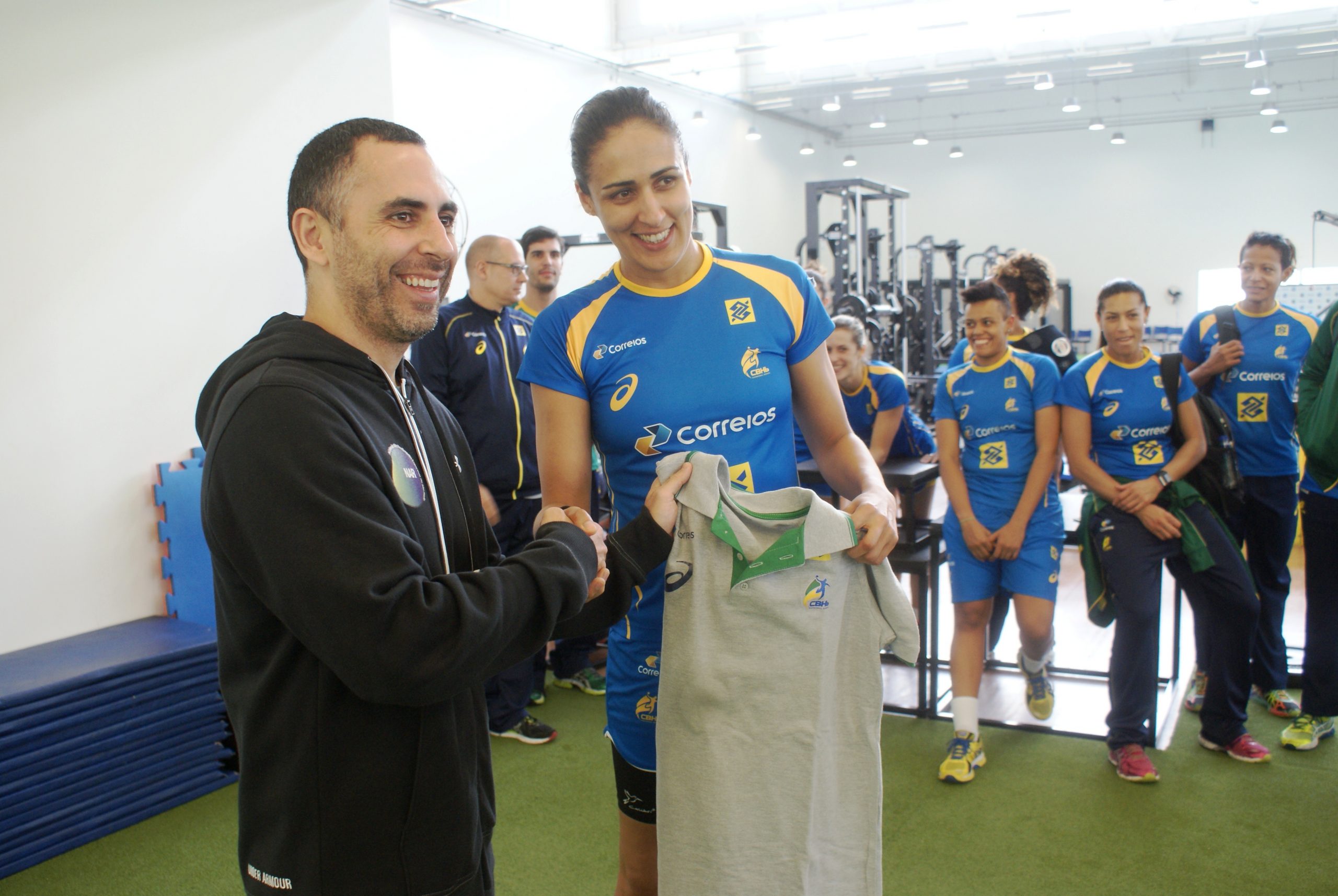 Pela primeira vez, seleção feminina de handebol visita o NAR