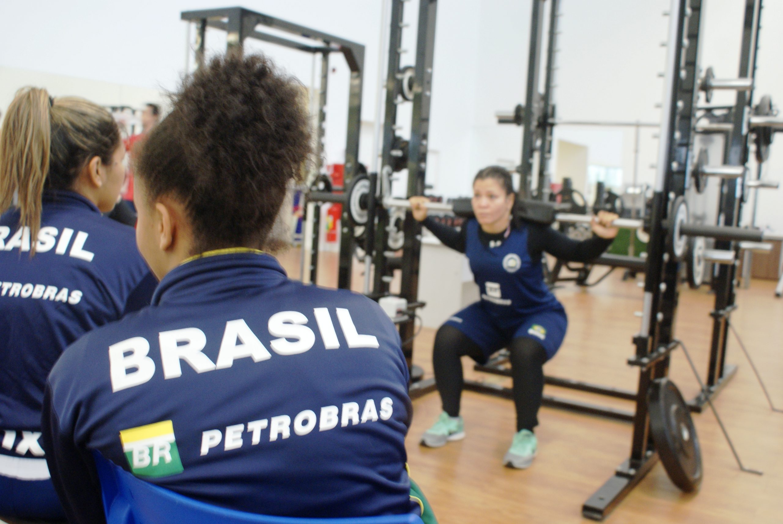 Mulheres da seleção olímpica de boxe passam por testes de salto e potência