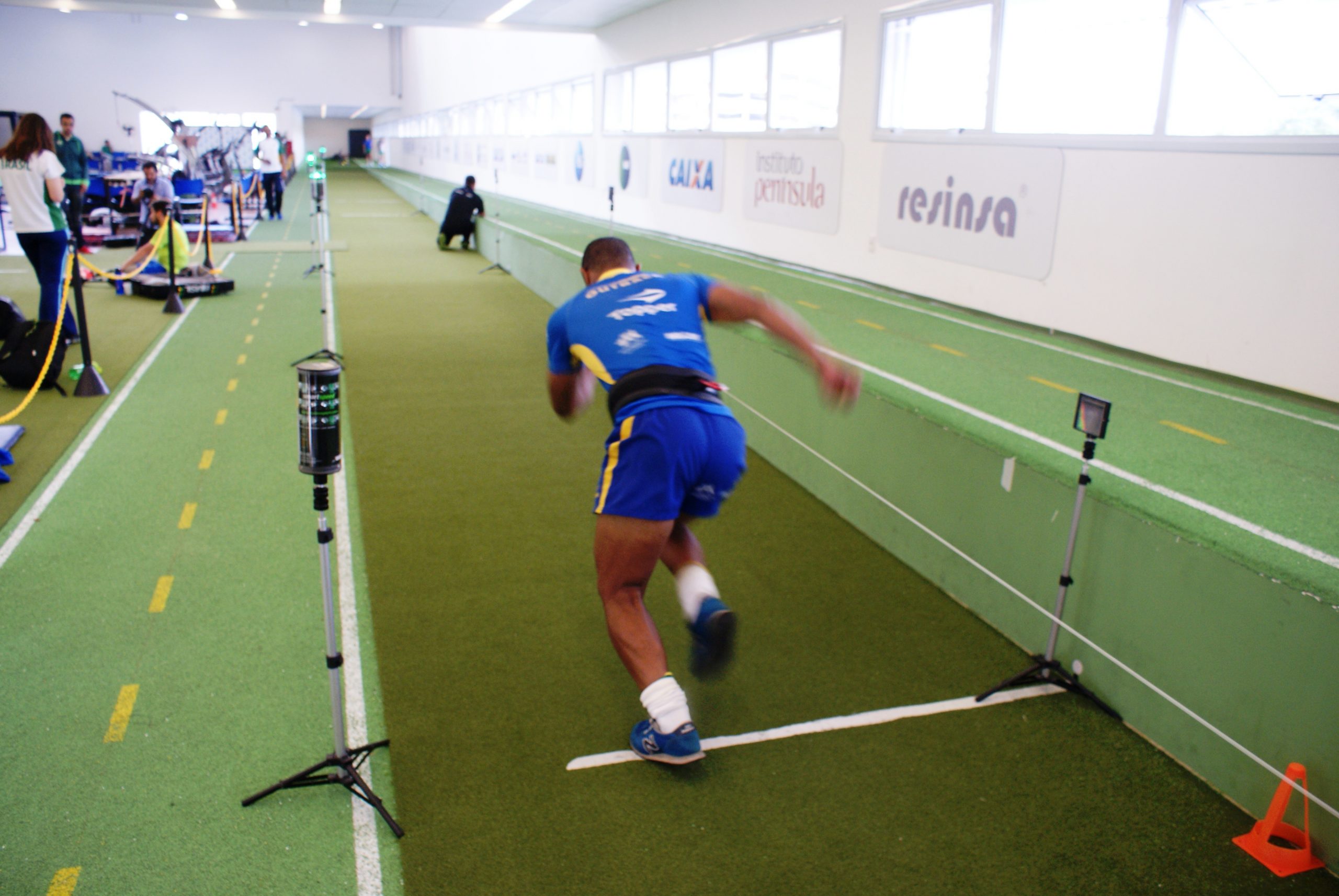 Jogadores de rugby participam de estudo de velociodade tracionada no NAR