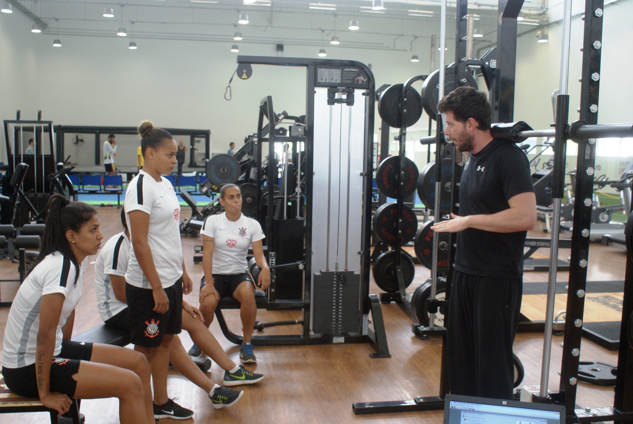 Atletas de futebol feminino do Corinthians Osasco Audax comparecem ao NAR mais uma vez para a continuação de um estudo científico