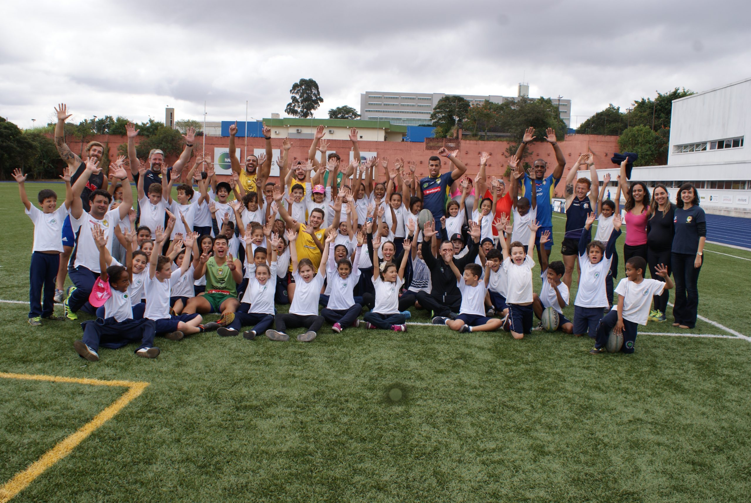 Alunos da Escola Brasílio Machado visitam o NAR e treinam rugby com seleção brasileira