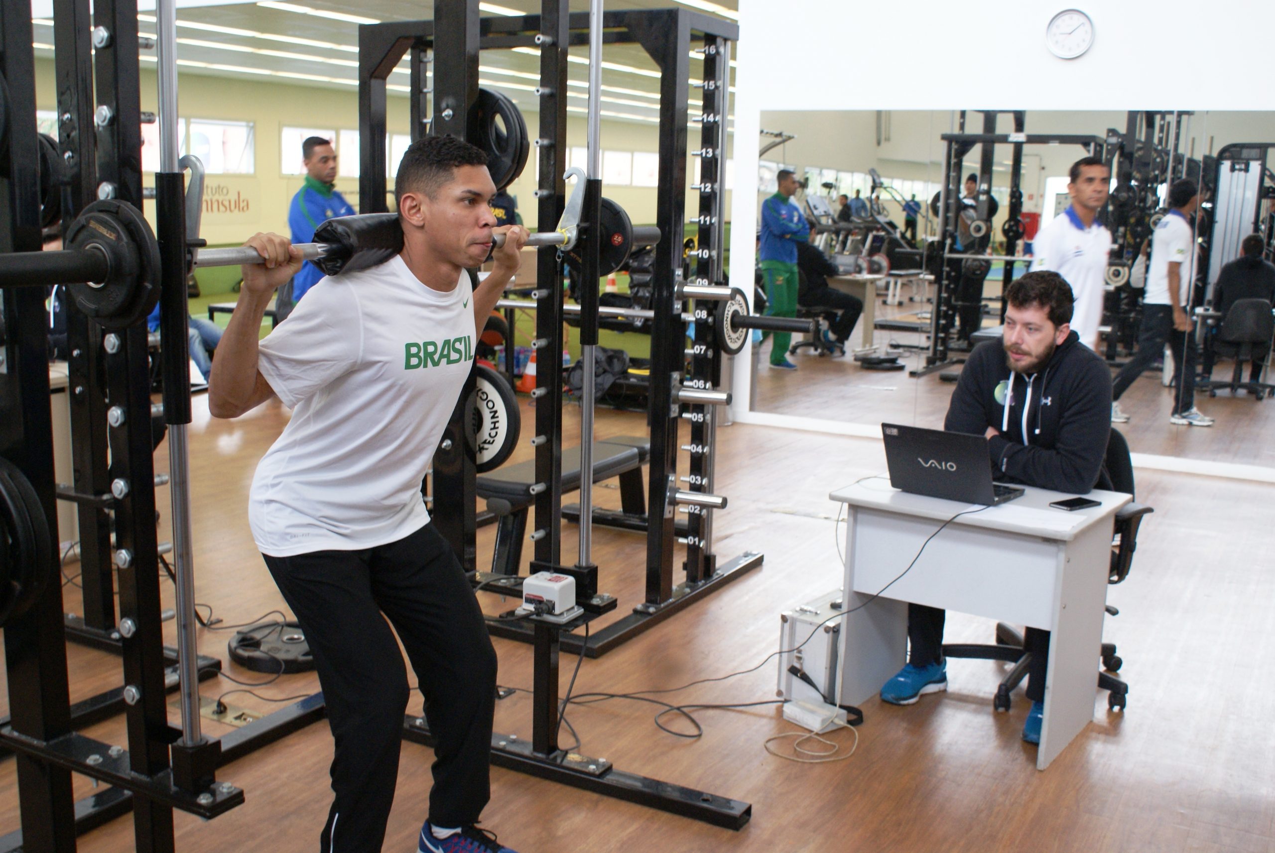 Principais atletas paralímpicos do Brasil participam de camp no NAR