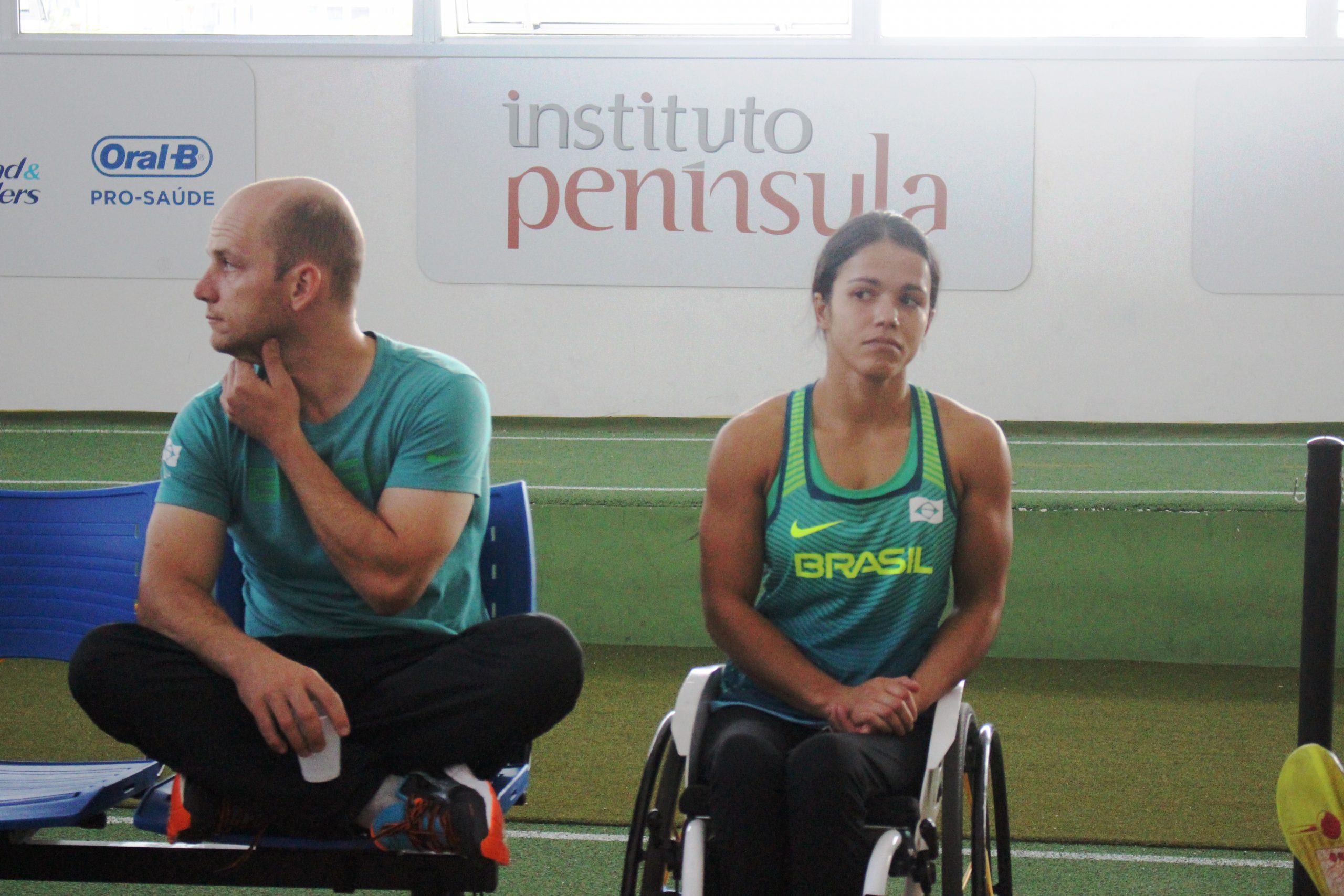 Pistas de dia, neve pela noite: sob as cadeiras de Aline Rocha, dois uniformes