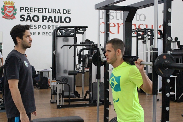 Edênia Garcia e Matheus Rheine, da seleção paralímpica de natação, são avaliados no NAR-SP