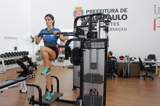 Acompanhados pela atleta olímpica Joana Costa, saltadores do Clube Pinheiros são avaliados no NAR-SP