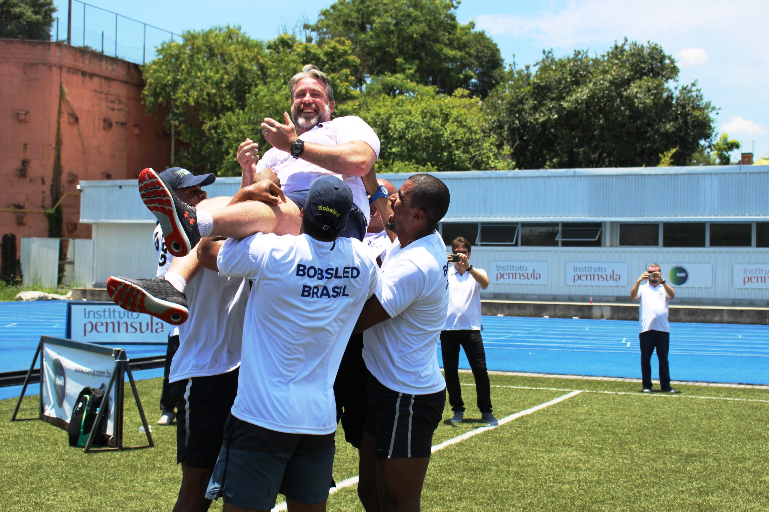 Seleção brasileira de bobsled recebe imprensa no NAR-SP