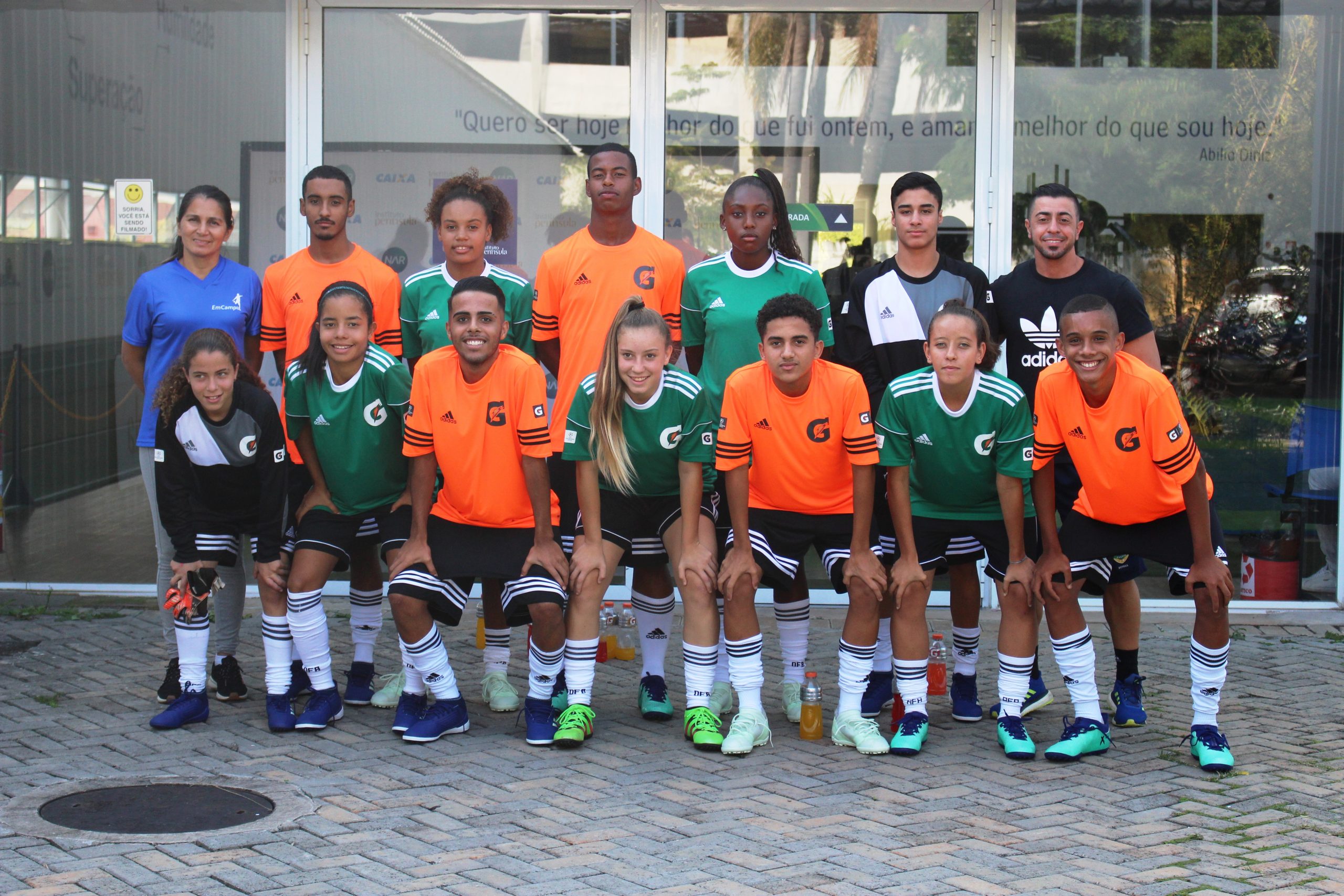 Pelo segundo ano consecutivo e desta vez com equipe feminina, vencedores do Campeonato de Futebol 5v5 Gatorade treinam no NAR-SP