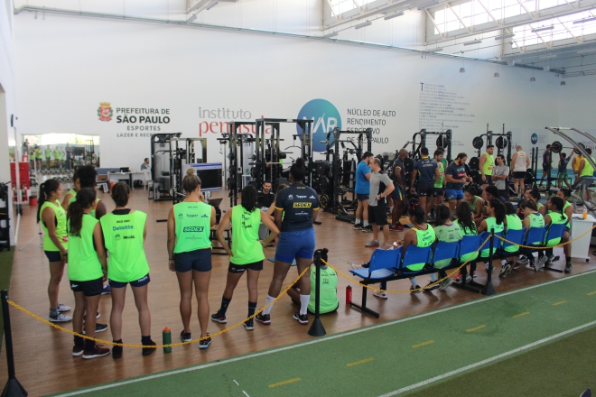 Seleção feminina de rugby retorna aos trabalhos no NAR-SP