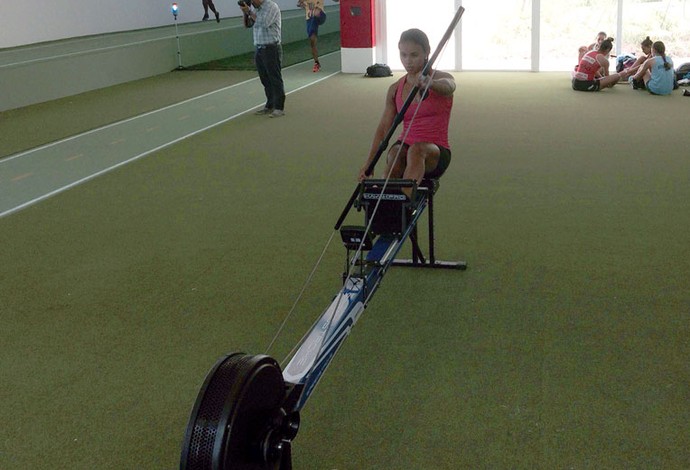 Engenheira e casada com o técnico, atleta quer ser pioneira na canoagem