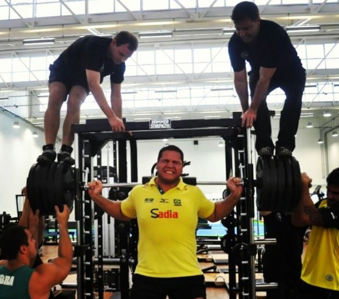 Em teste no NAR, Baby aplica força para alçar 560kg, e Penalber levanta 260kg